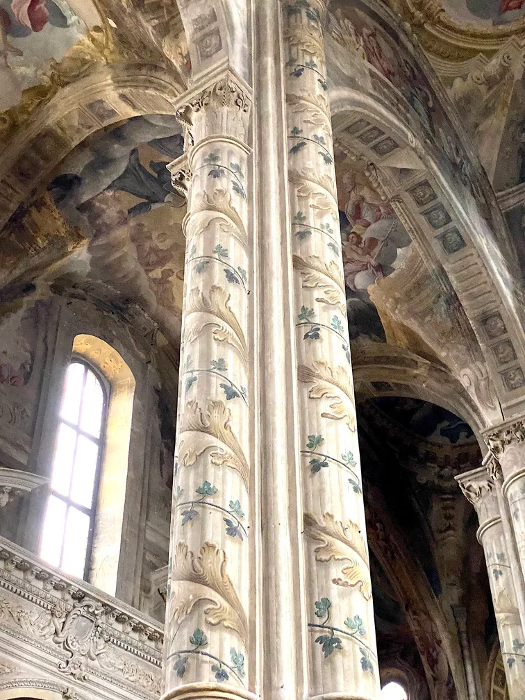 Cattedrale di Santa Maria Assunta foglie colonne dipinte